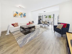 LIVING ROOM- click for photo gallery